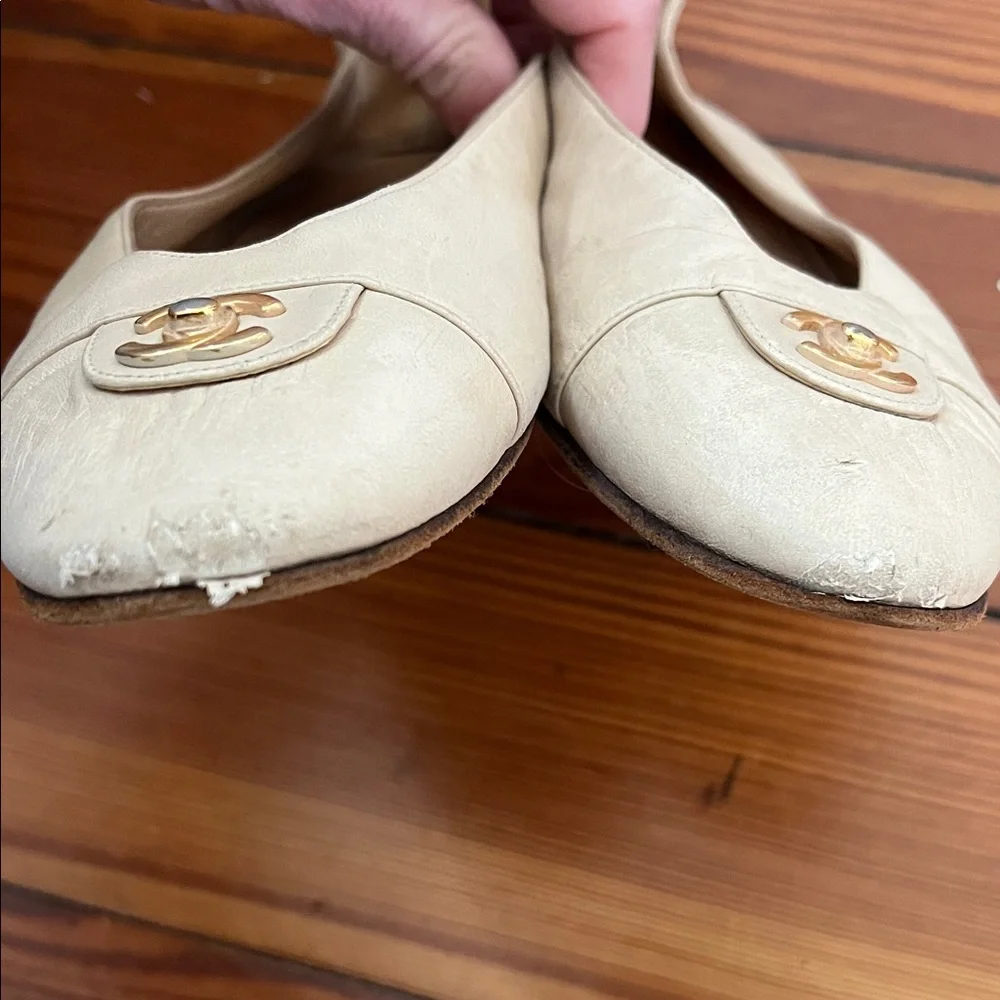 CHANEL Beige Leather Flats with Gold Logo - Picture 5 of 5